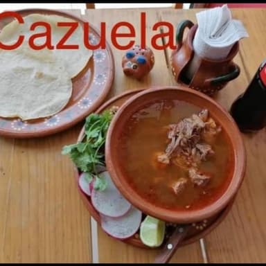 Consomé con Carne (1 Cazuela)