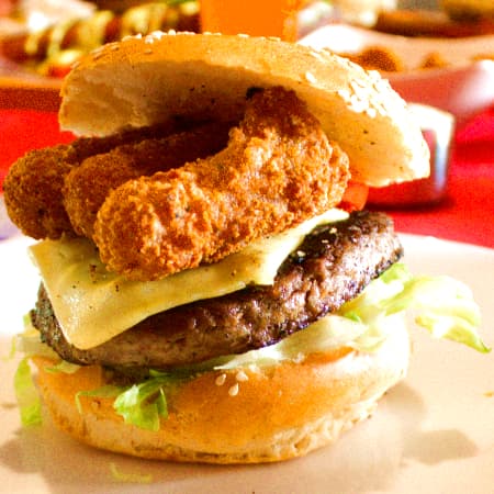 Hamburguesa con Dedos de Queso