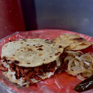 Quesadilla de Maíz con Pastor