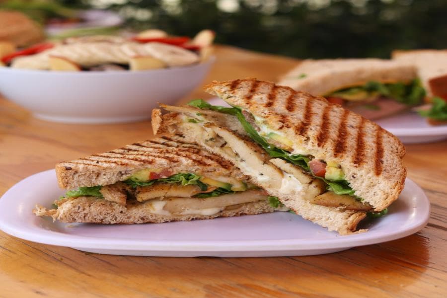 SÁNDWICH DE POLLO A LA PLANCHA