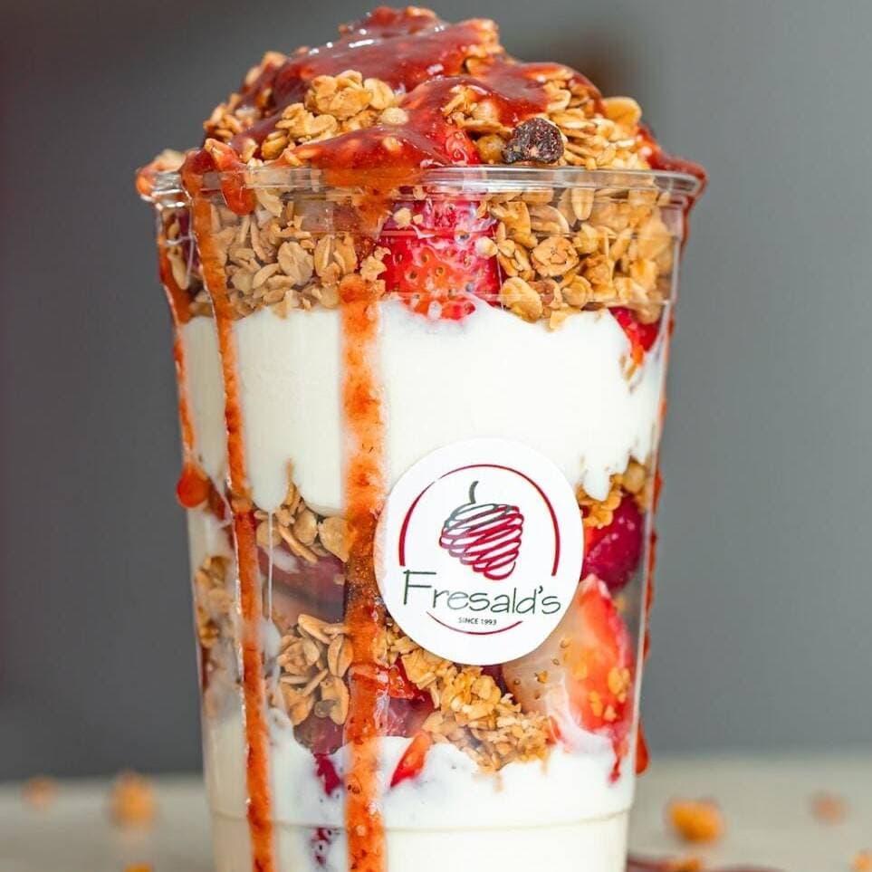 1 Parfait de Fresa 12 Onz + Salsa de Fresa