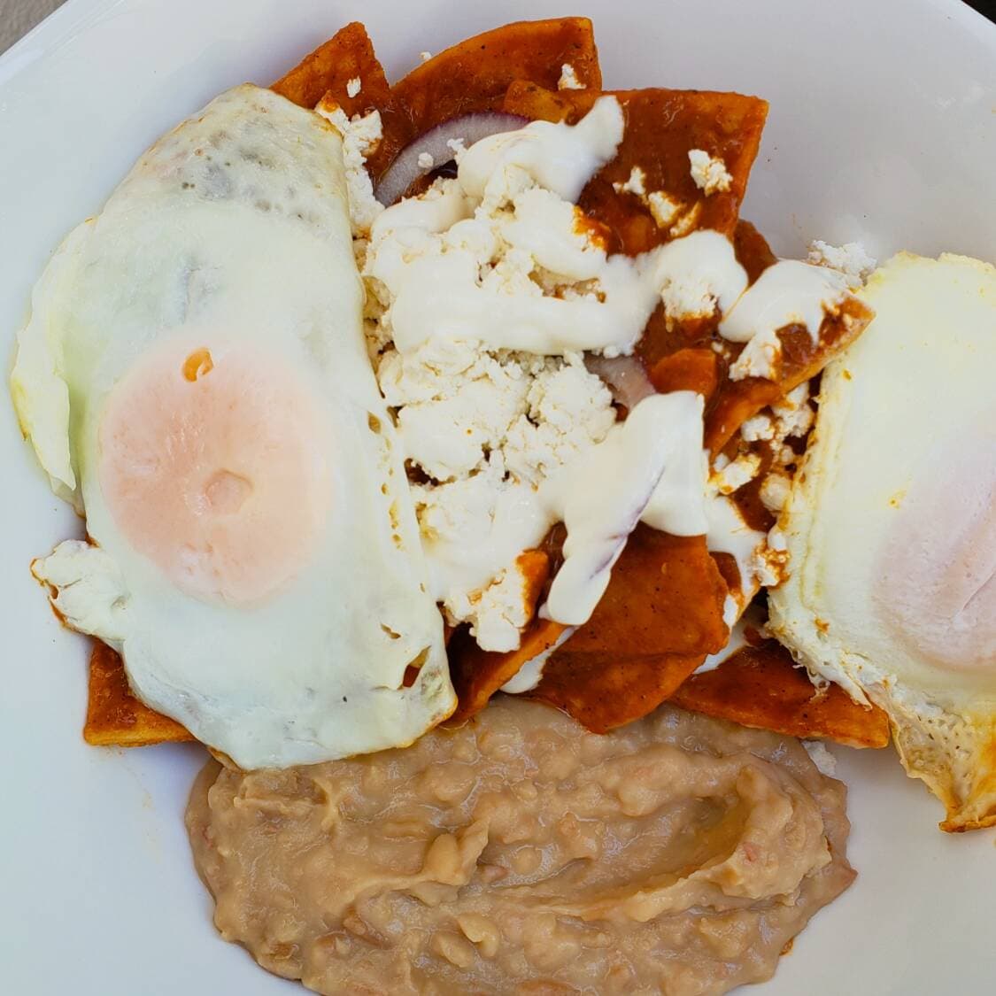 Chilaquiles en salsa de chile morita con huevo
