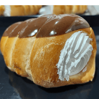 CONO DE BIZCOCHO RELLENO DE CREMA CHANTILLY