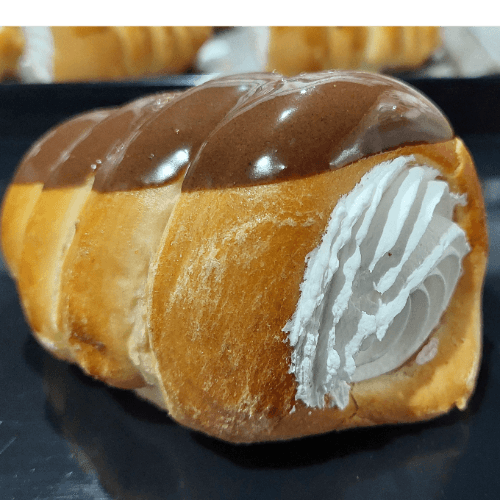 CONO DE BIZCOCHO RELLENO DE CREMA CHANTILLY