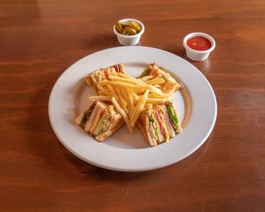 CLUB SANWICH CON PAPAS