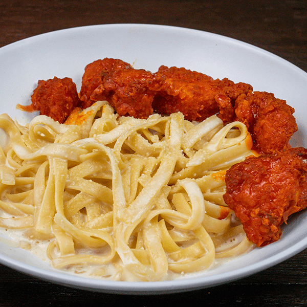 FETUCCINI ALFREDO CON POLLO BUFFALO