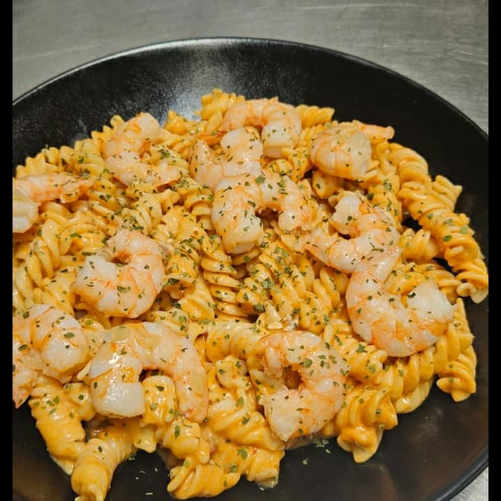 Pasta Alfredo Chipotle con Camarones Asados para 2