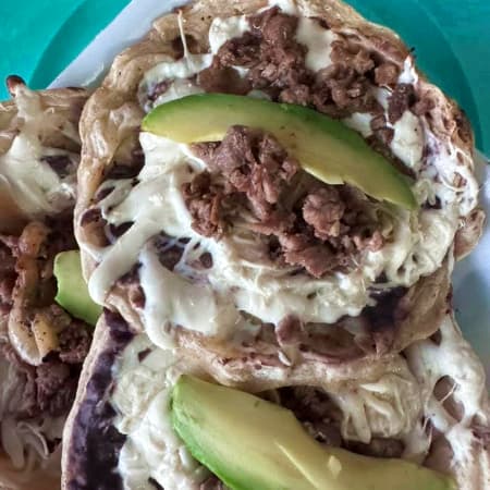 3 Gorditas de Asada-Quesillo + 1 Coca Cola 355 Ml