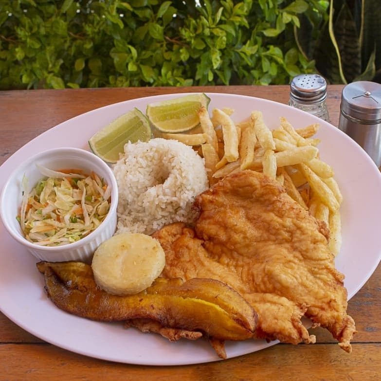 Combo Chuleta de Pollo con Sopa del Día o Frijol