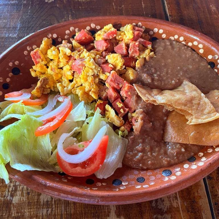 Huevos c Chorizo/Jugo Naranja o Café de Olla