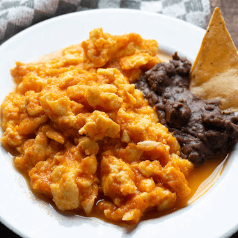 Huevos en Salsa Roja