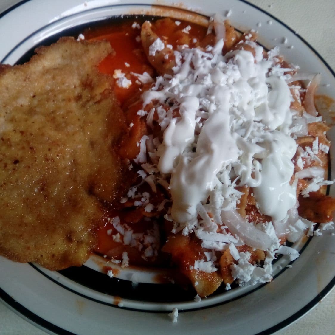 Chilaquiles Rojos con Milanesa de Pollo