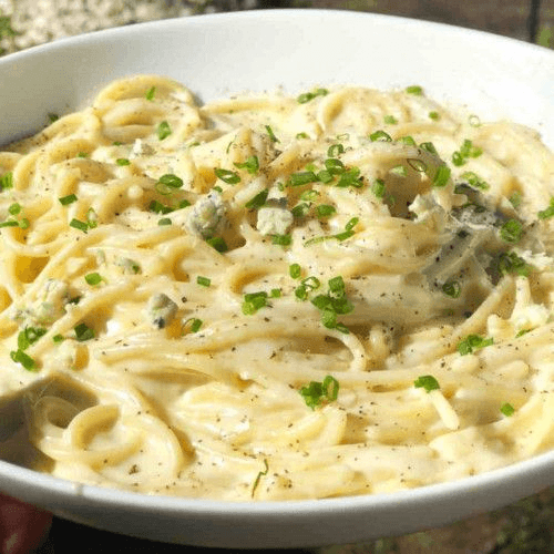 Pastas de pollo en salsa blanca
