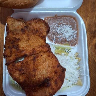 Chilaquiles rojos con milanesa de puerco grandes