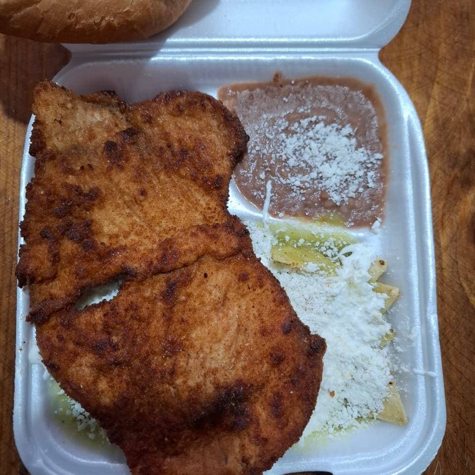 Chilaquiles rojos con milanesa de puerco grandes