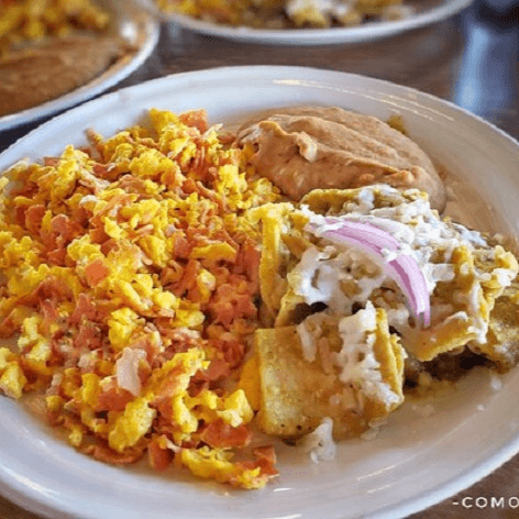 Huevos revueltos al gusto con chilaquiles y frijol