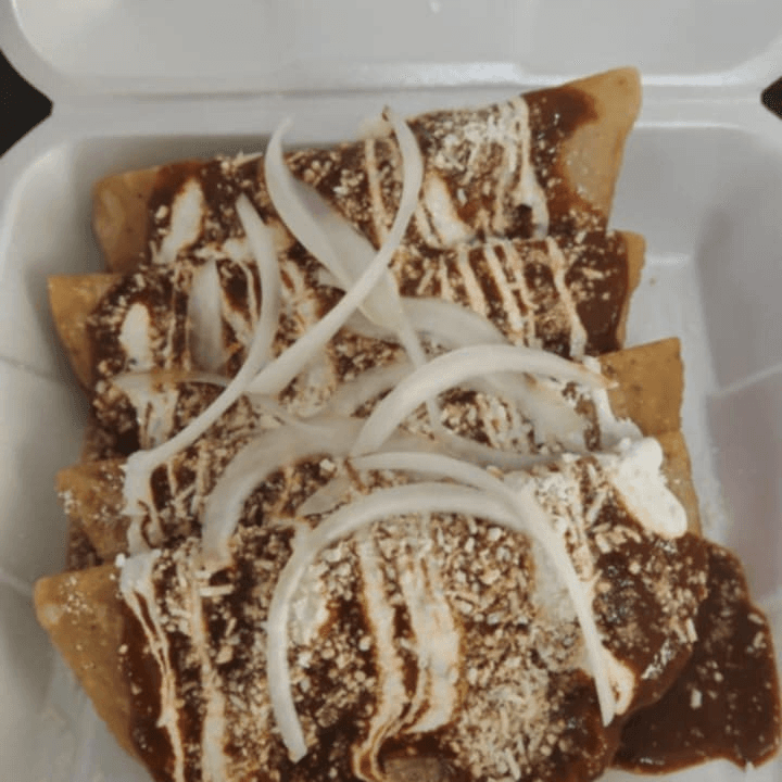 Empanadas de Pollo Bañadas en Mole