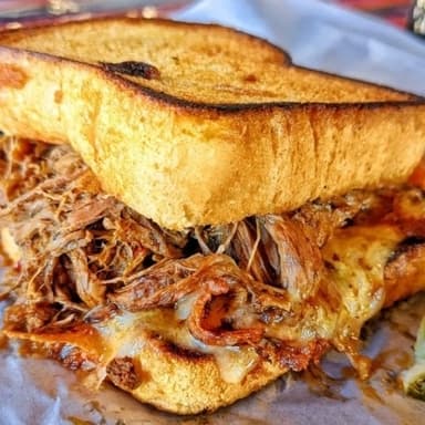 Sándwich de birria con queso