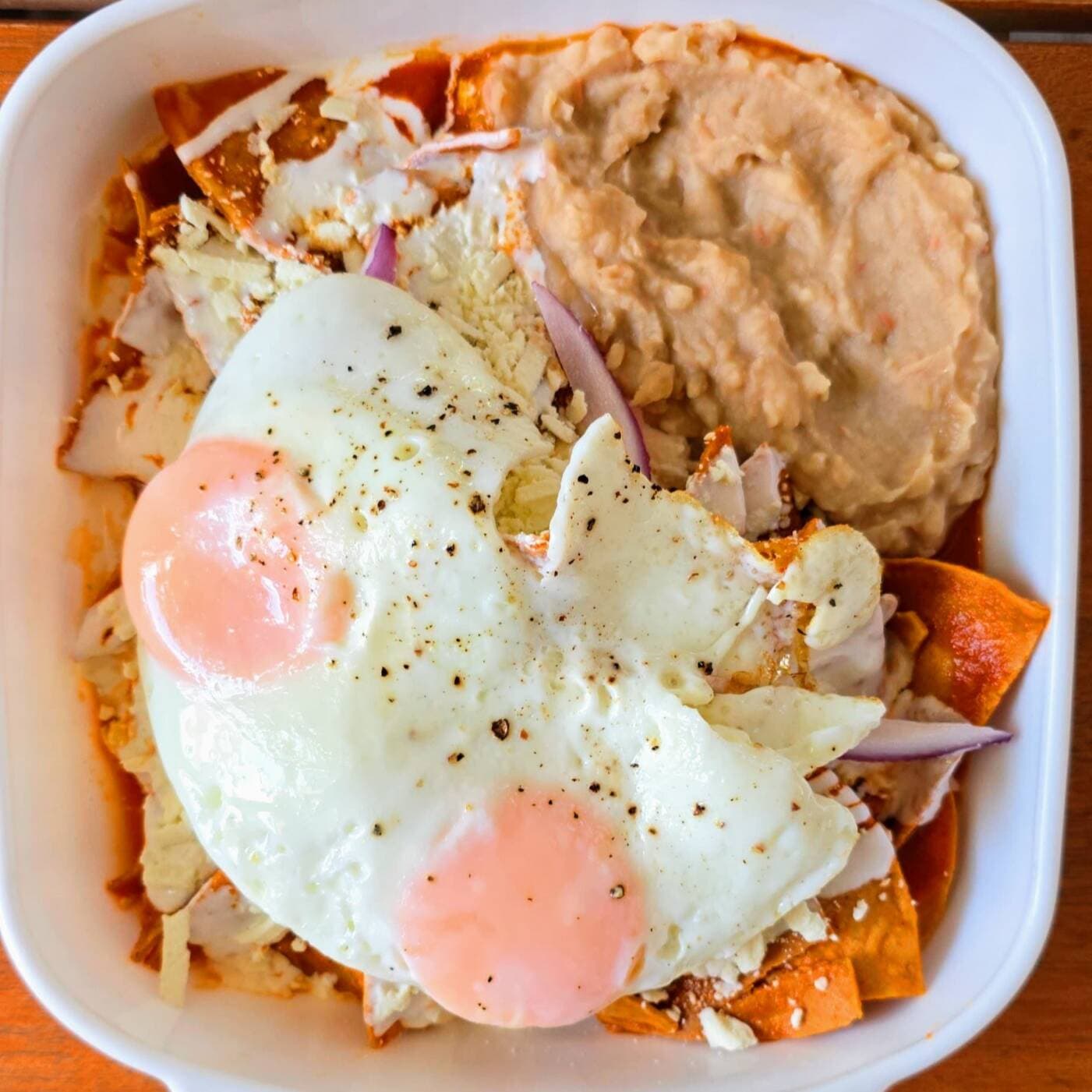 Chilaquiles rojos con huevo
