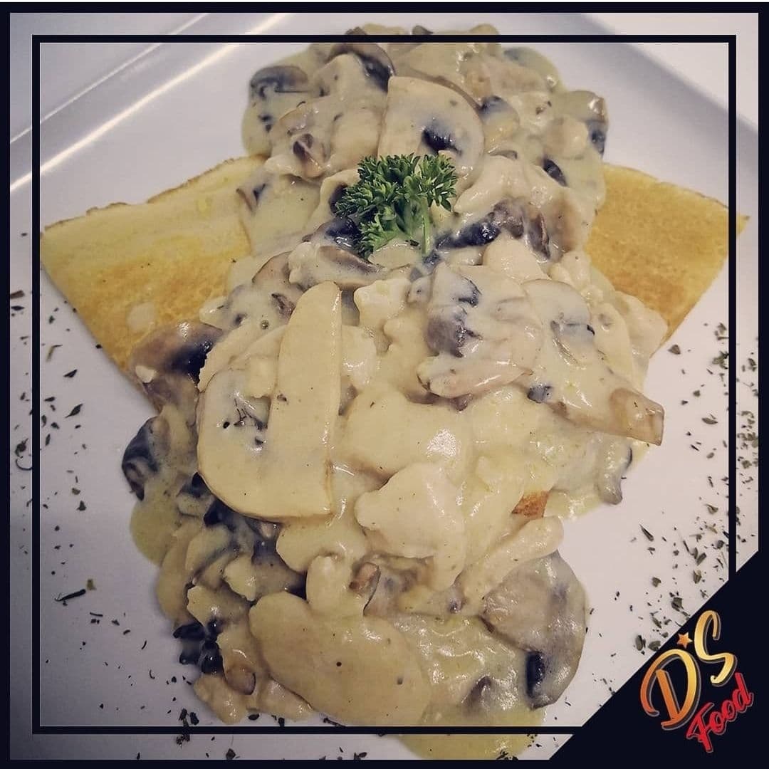 Crepe de Pollo en Salsa de Champiñones