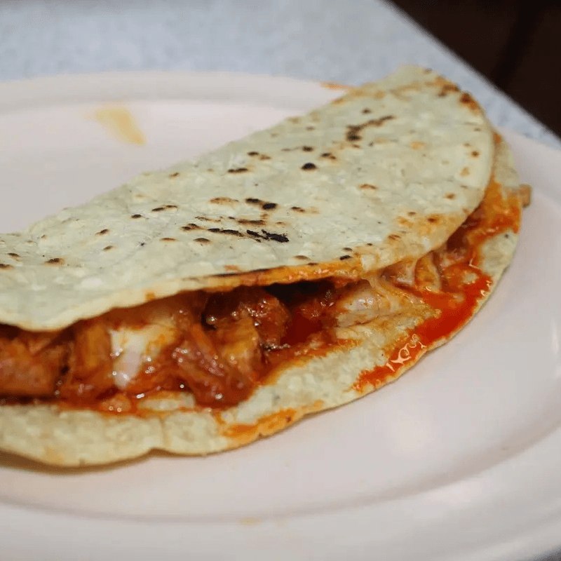 quesadilla con guisado de rojo