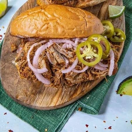 Torta de cochinita + orden de papas!