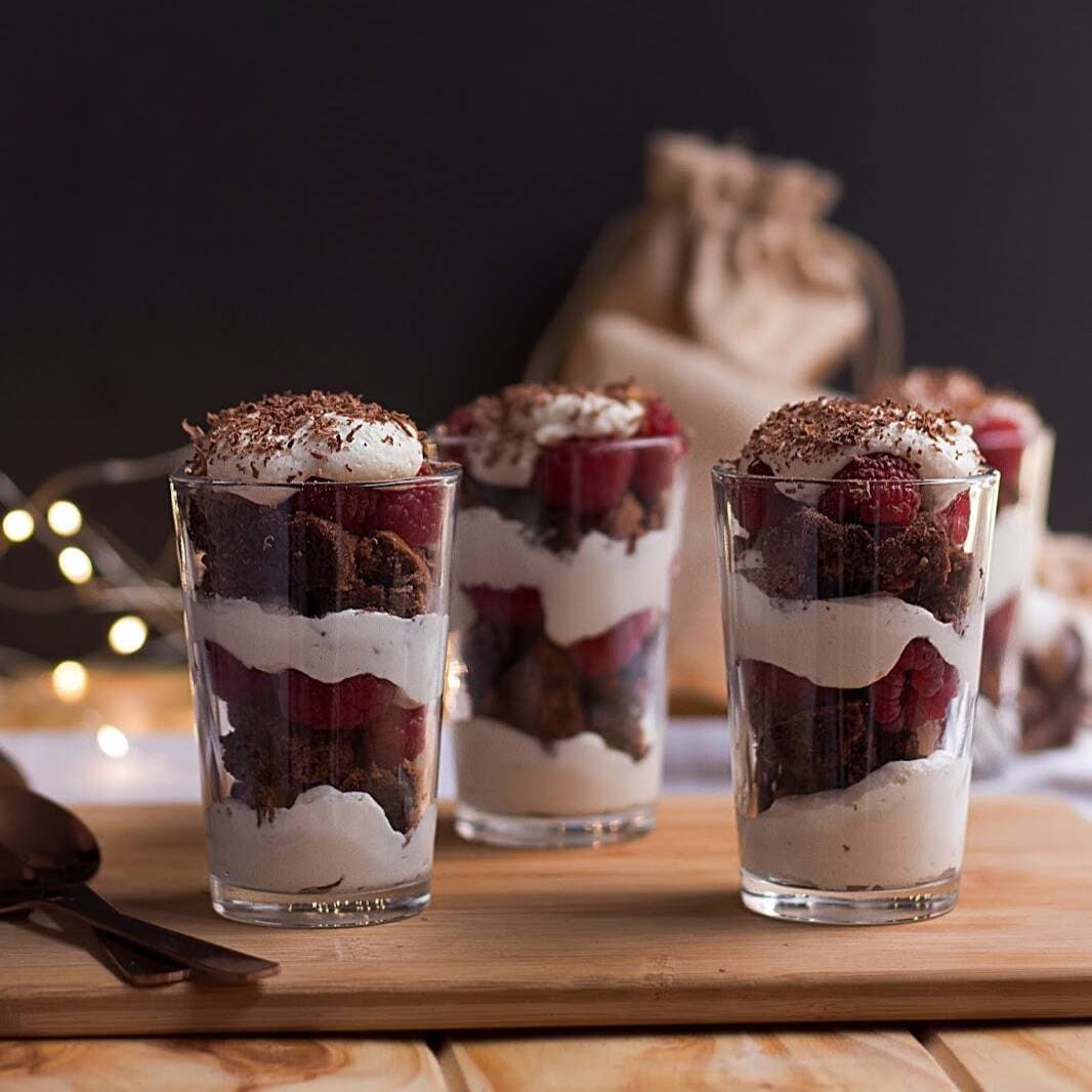 Brownie con fresa y crema para 2