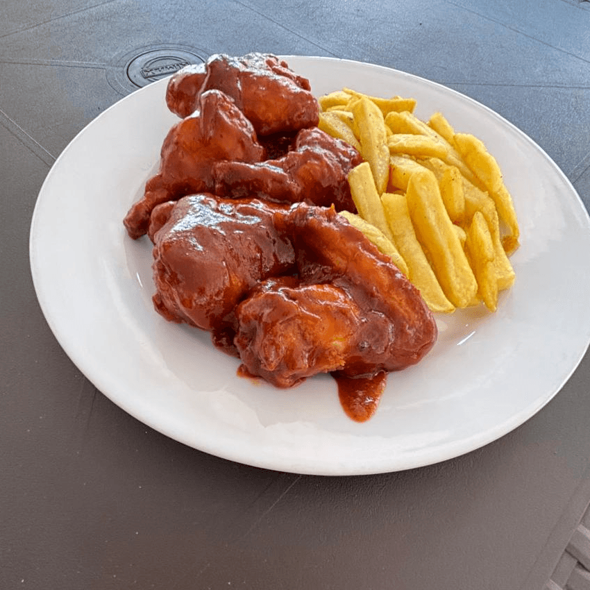 ALITAS DE POLLO EN SALSA BBQ.+ BEBIDA