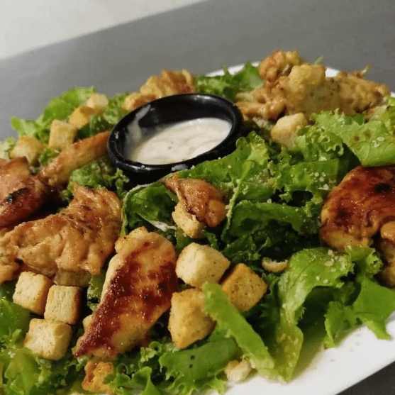 Ensalada Clásica César con Pollo