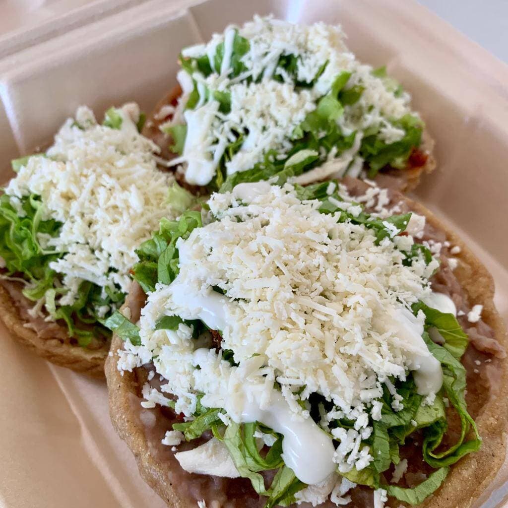 Sopes de chorizo toluqueño con pollo