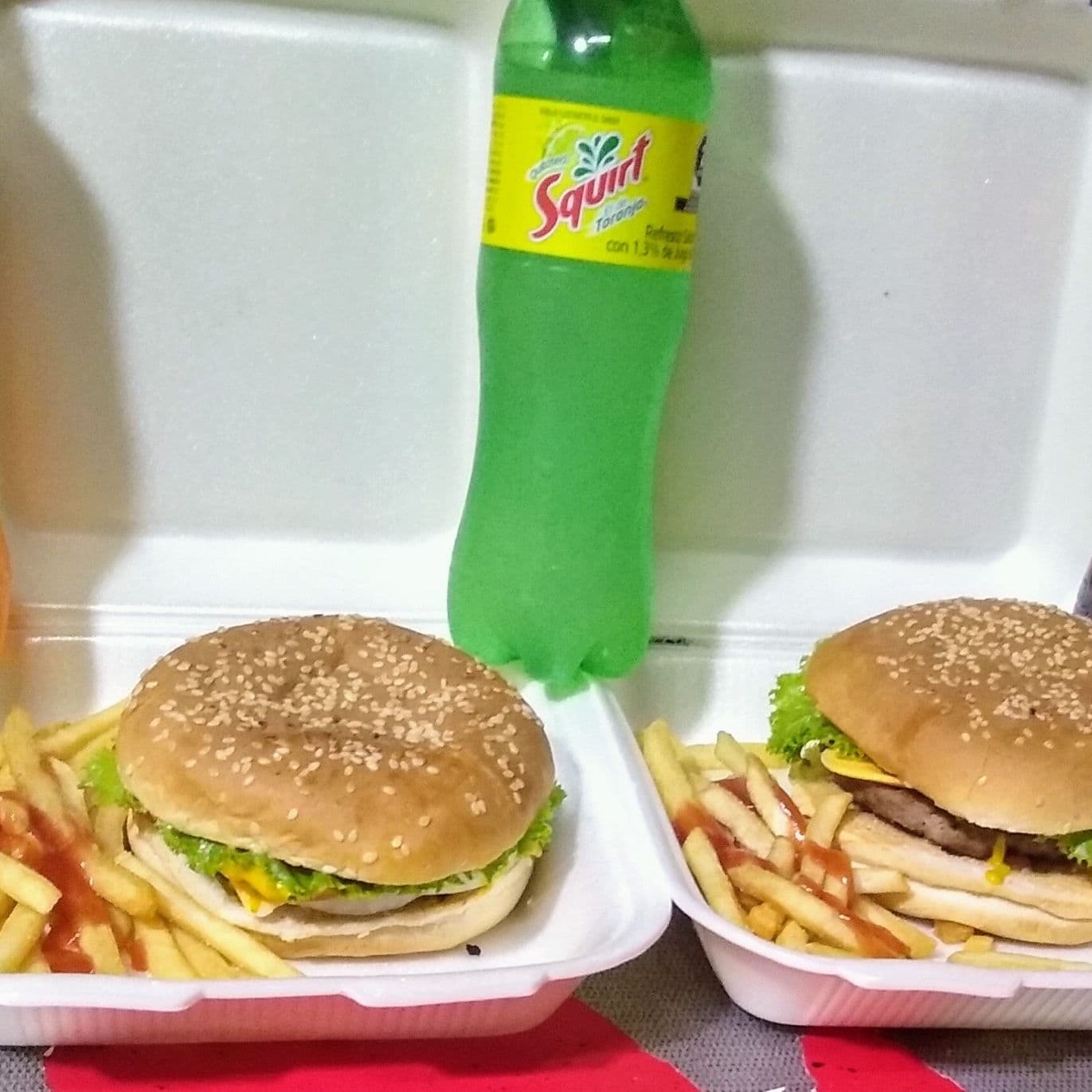Hamburguesa con Papas y Refresco