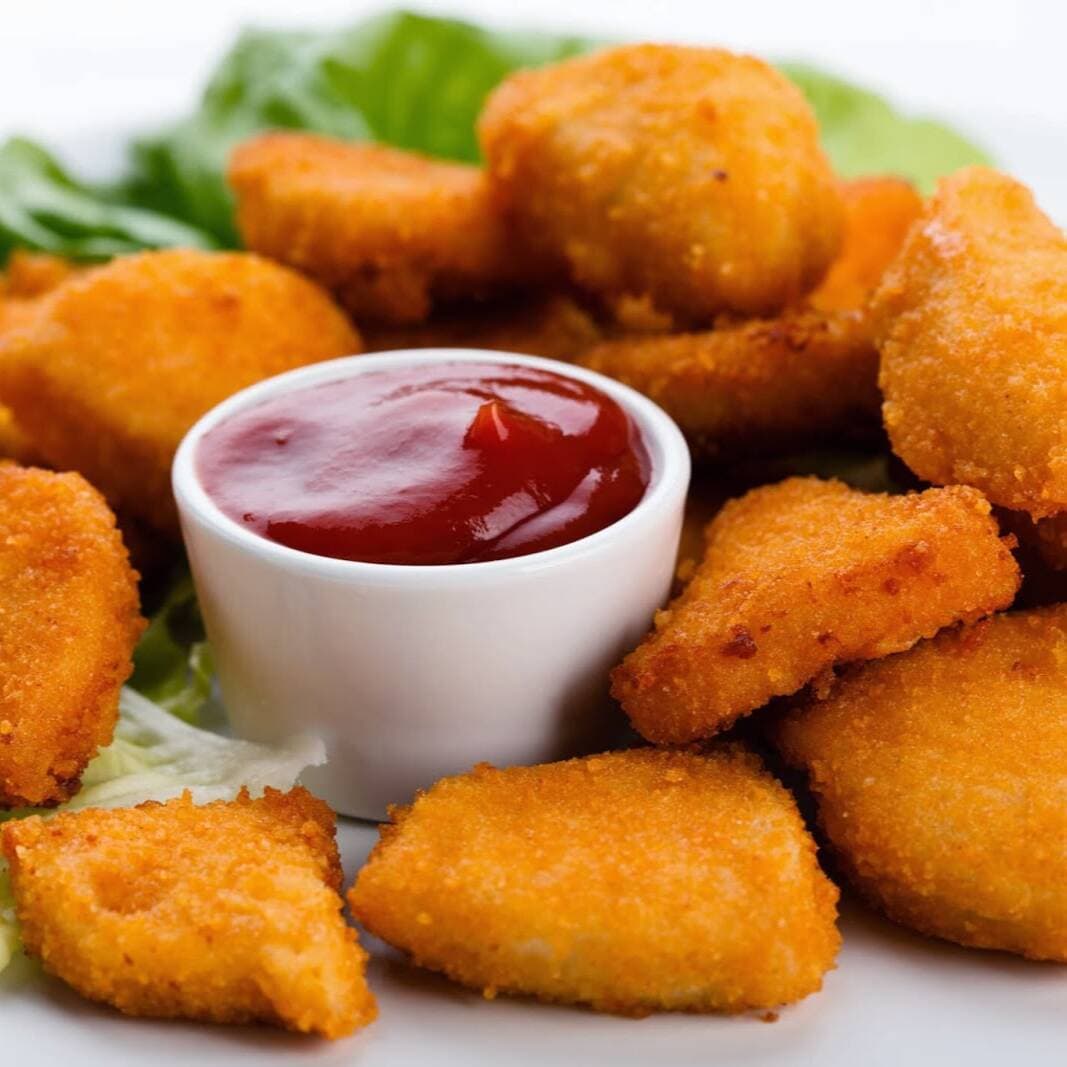 nuggets de pollo con papas (10 pzs)