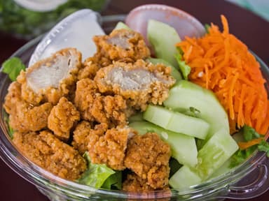 Ensalada Spicy + Jugo de Naranja 500 ml