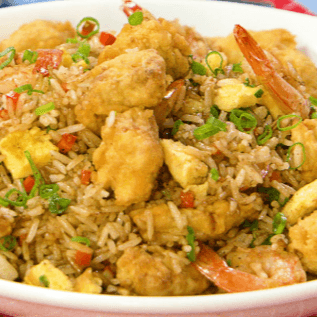 Chaufa con Langostino y Chicharrón