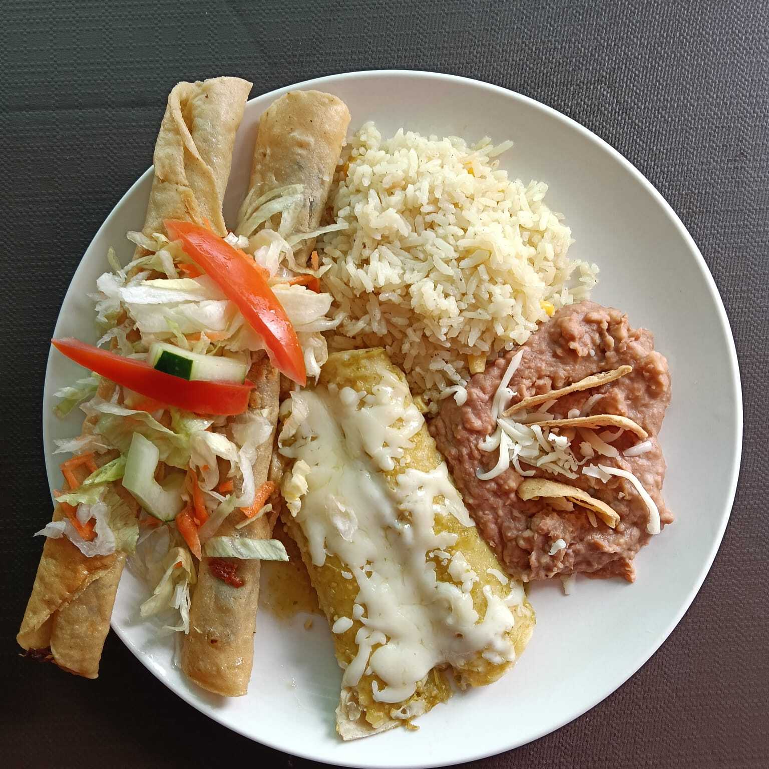 2 Flautas de Pollo, 2 Enchiladas verdes de Pollo