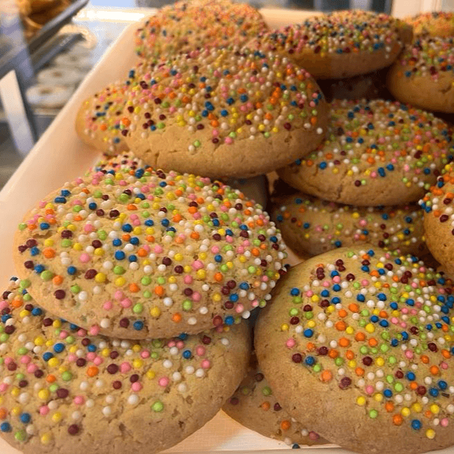 Galleta sencilla con pepitas de colores