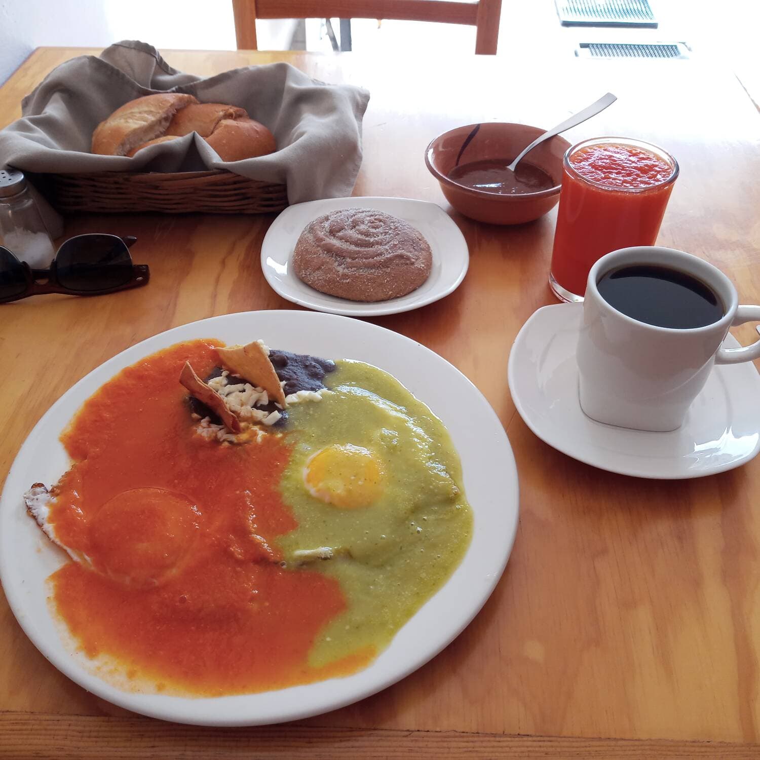 COMBO HUEVOS AL GUSTO+CAFE+PAN