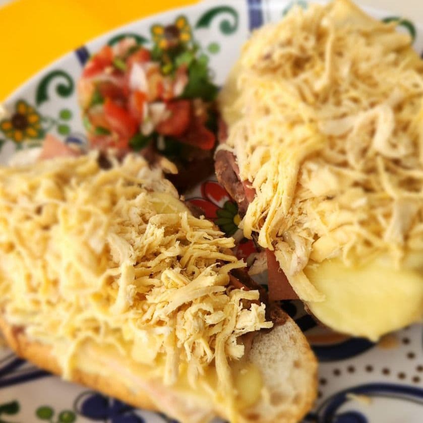 Molletes con Pollo