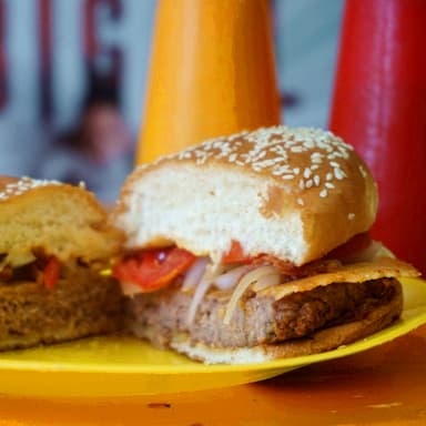 Hamburguesa de Res, Papas y Agua