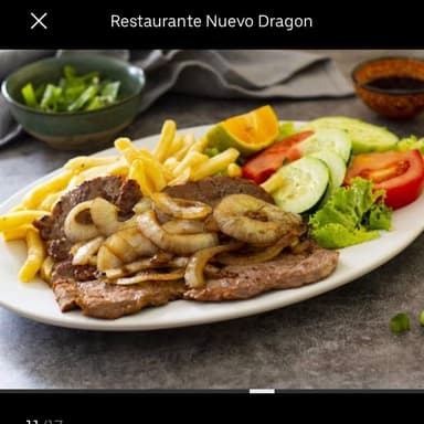 Beefsteak Encebollado con Papas y Ensalada