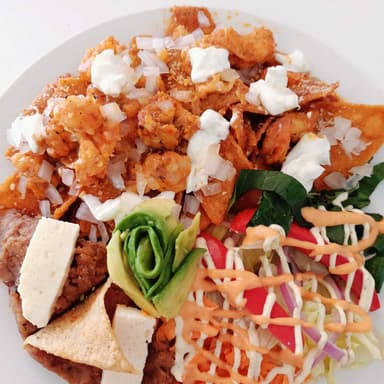 chilaquiles rojos con camarón
