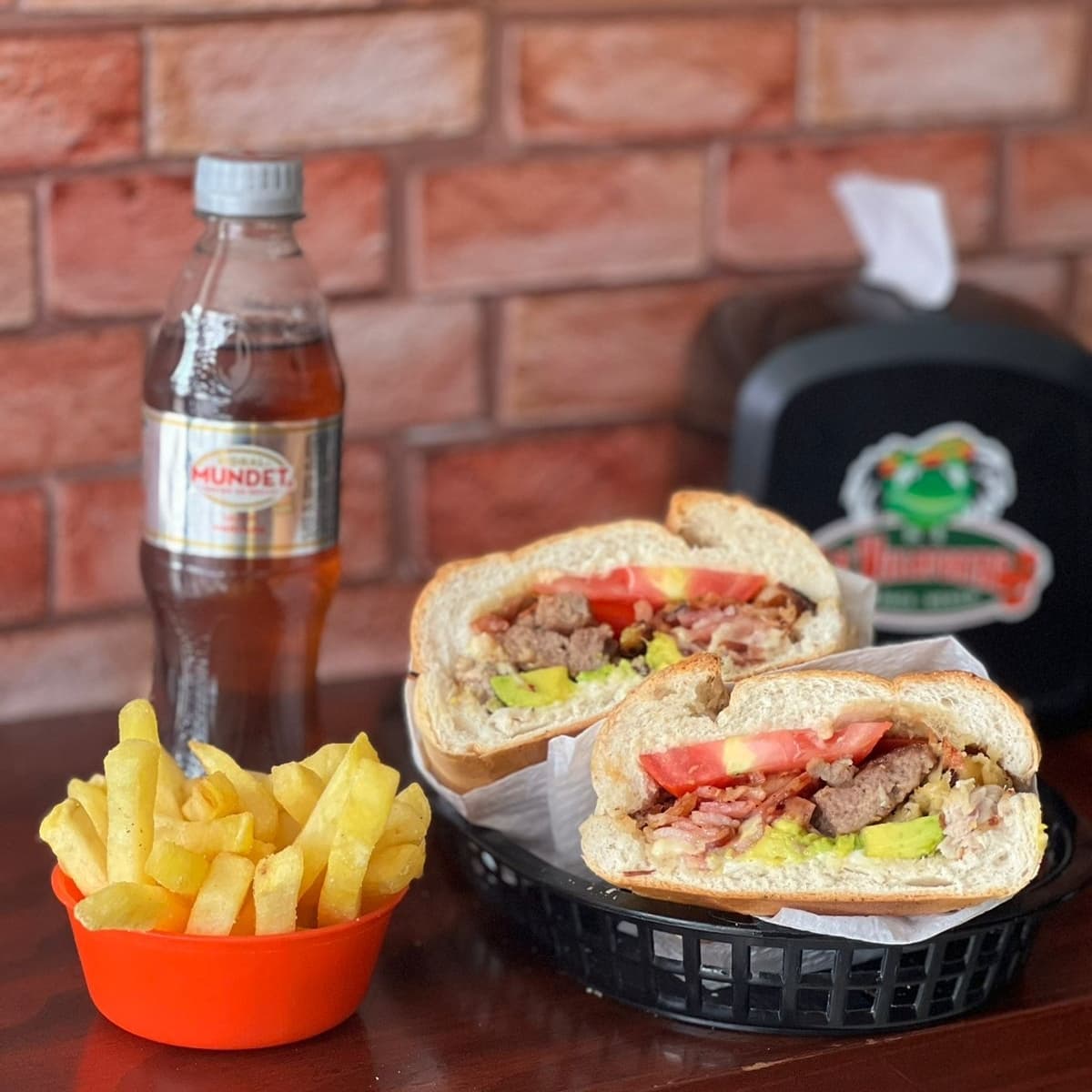 Suiza en combo + papas a la francesa y bebida.