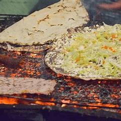 Tlayuda de Asada y Chorizo
