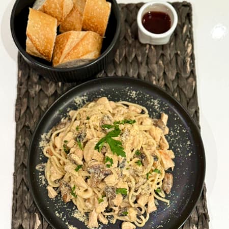 PASTA CREMOSA DE POLLO Y CHAMPIÑONES