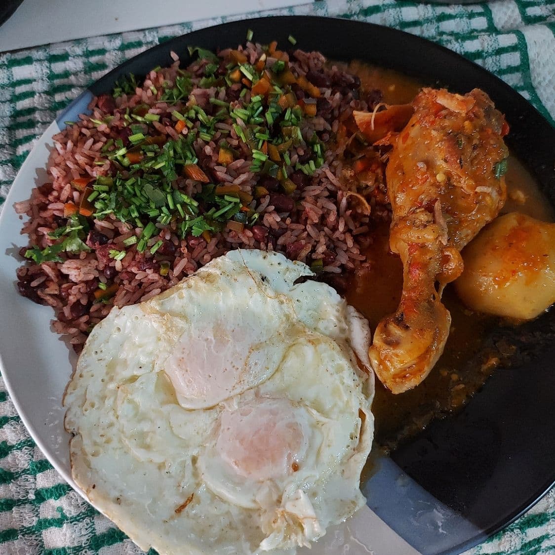 Pinto Con Pollo En Salsa y Huevo Frito