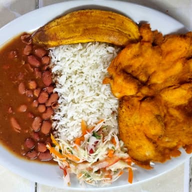 Combo Almuerzo Bandeja con Chuleta de Pollo