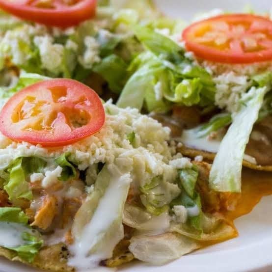 Tostadas de Tinga de Cerdo 1pz