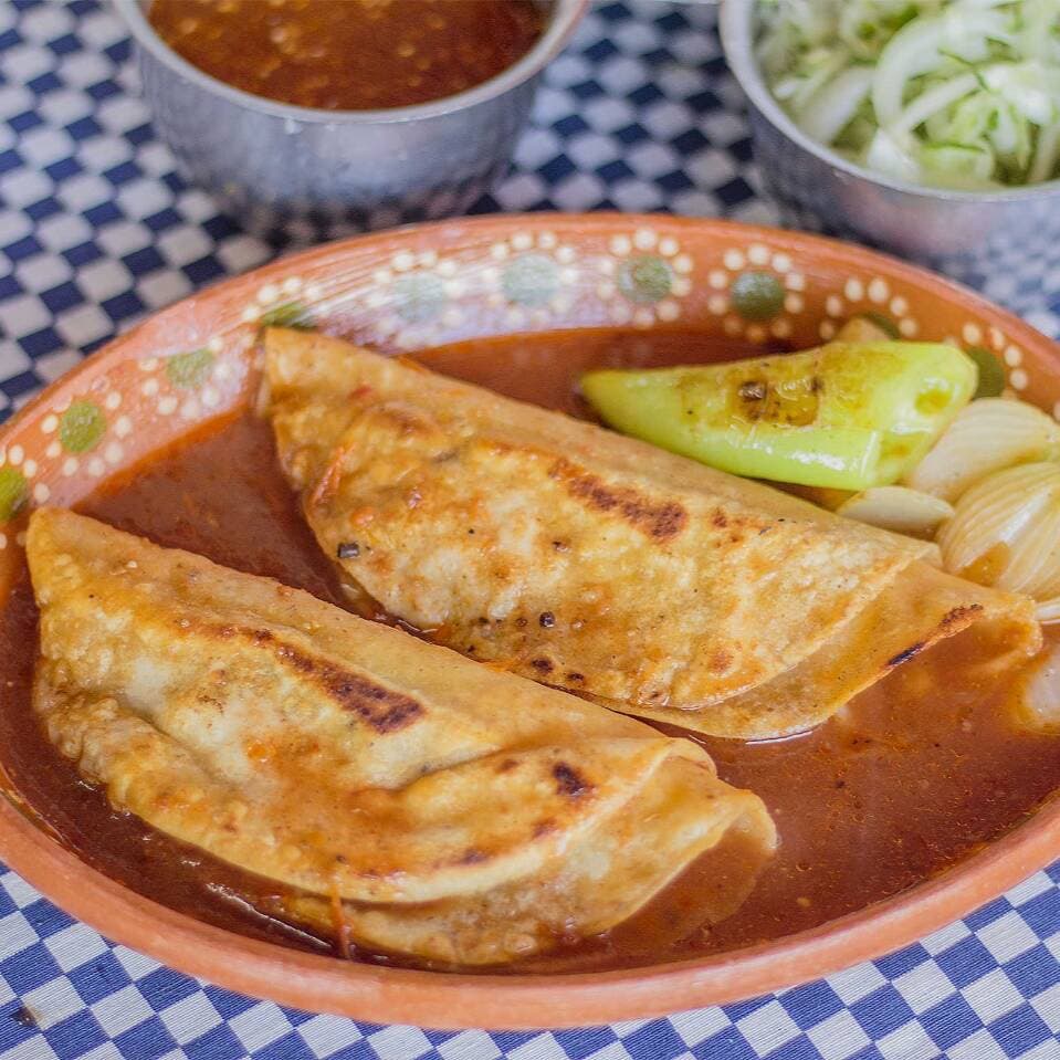 Taco de barbacoa dorado ahogado en consome