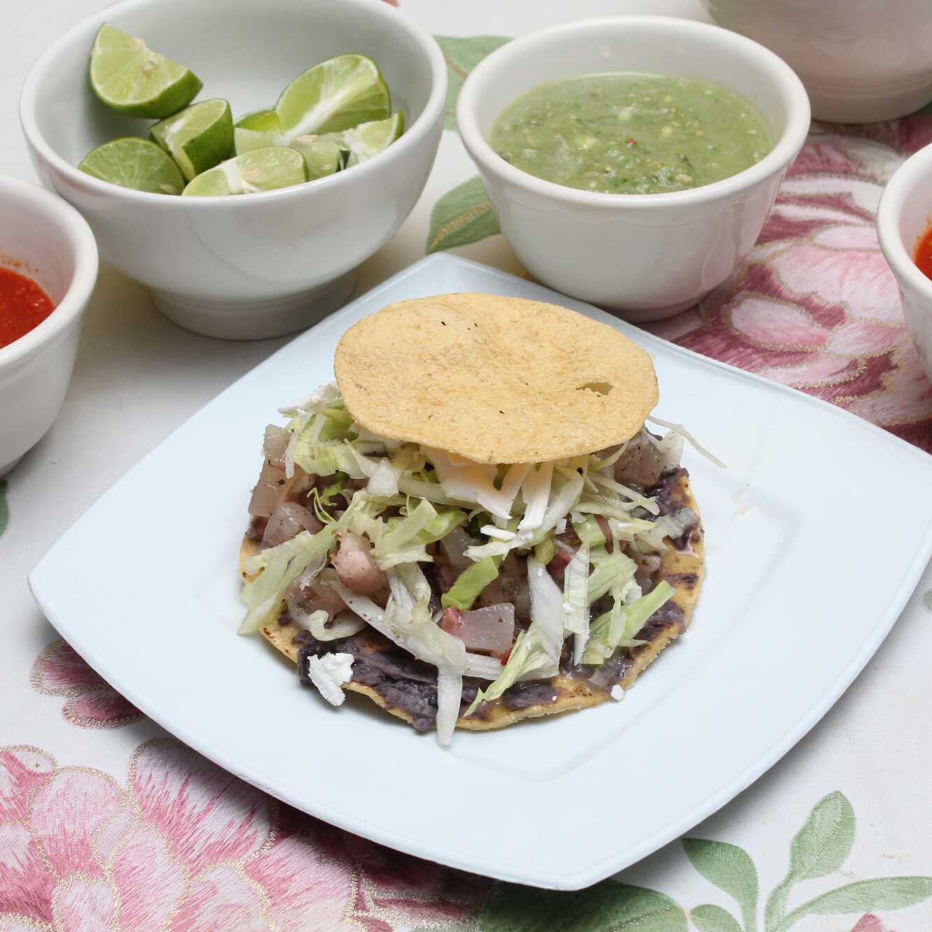 Tostada con Guisado