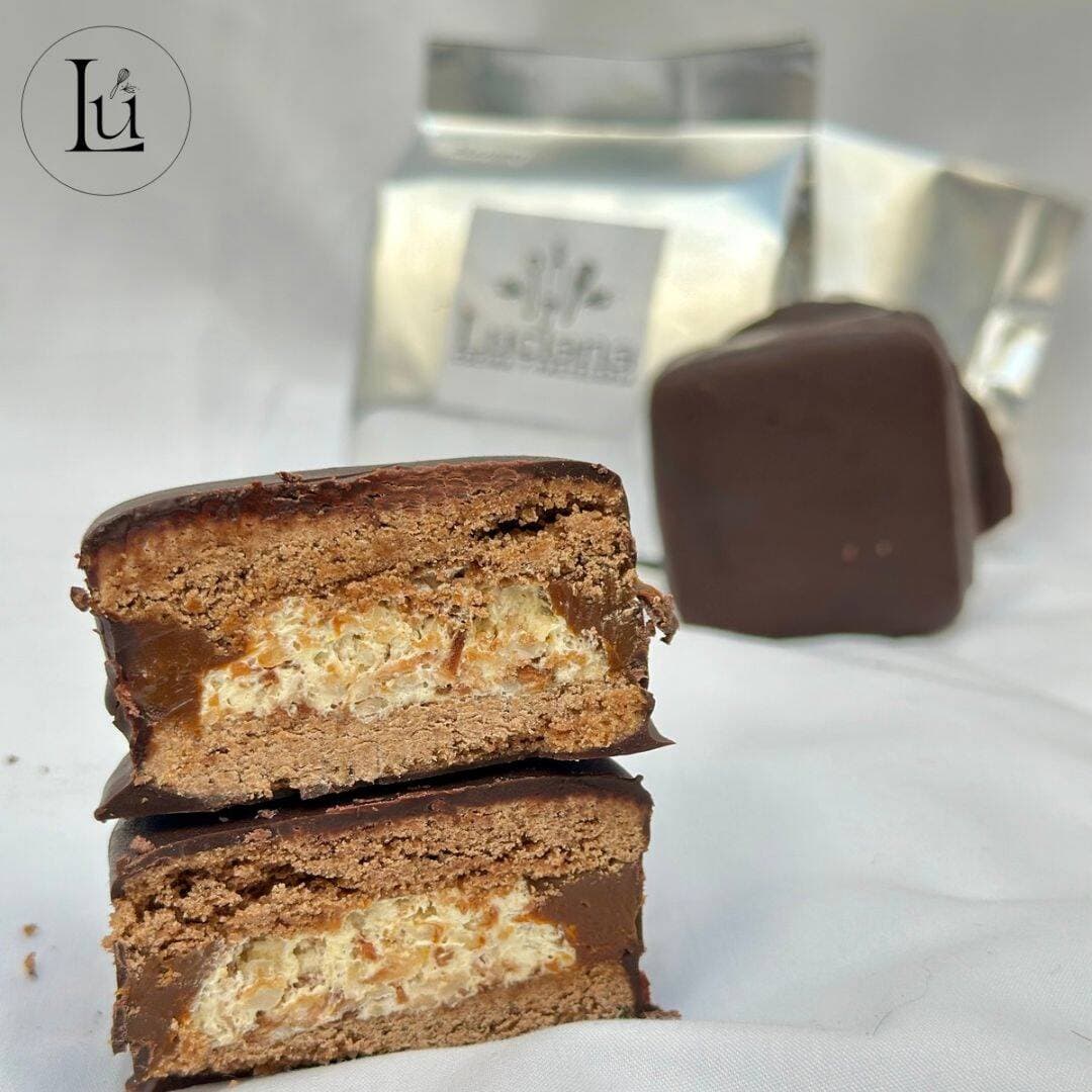 Alfajor Gourmet de Coco Tostado y Chocolate